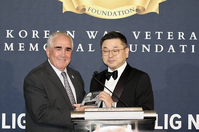 한국전 참전용사 기념재단으로부터 감사패 받은 구본상 LIG 회장  [워싱턴=연합뉴스. 워싱턴특파원단 제공]