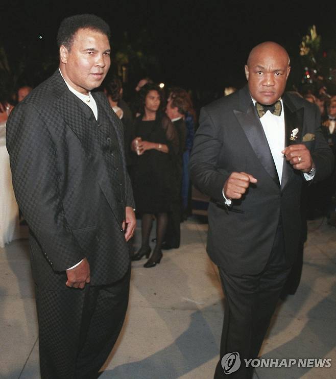 1997년 함께 포즈를 취한 알리(왼쪽)와 포먼 [AFP=연합뉴스]