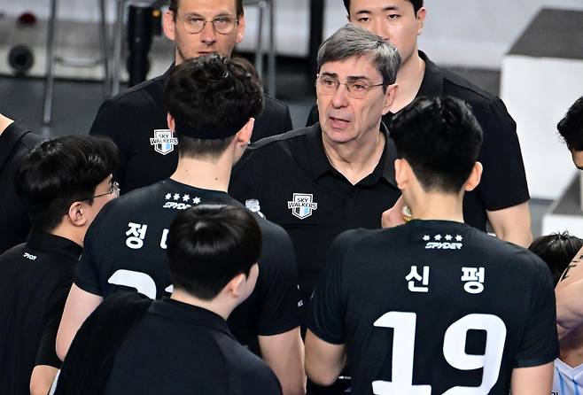 필립 블랑 감독의 작전 지시를 듣는 현대캐피탈 선수들 [한국배구연맹 제공. 재판매 및 DB 금지]