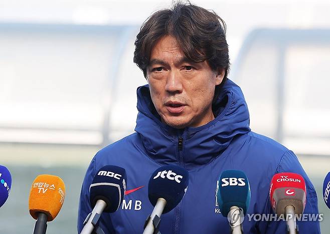 질문에 답하는 홍명보 감독 (용인=연합뉴스) 홍기원 기자 = 2026 북중미 월드컵 아시아 3차 예선 B조 8차전 요르단전을 앞둔 축구 국가대표팀 홍명보 감독이 22일 경기도 용인시 처인구 미르스타디움에서 회복훈련에 앞서 취재진 질문에 답하고 있다. 2025.3.22 xanadu@yna.co.kr