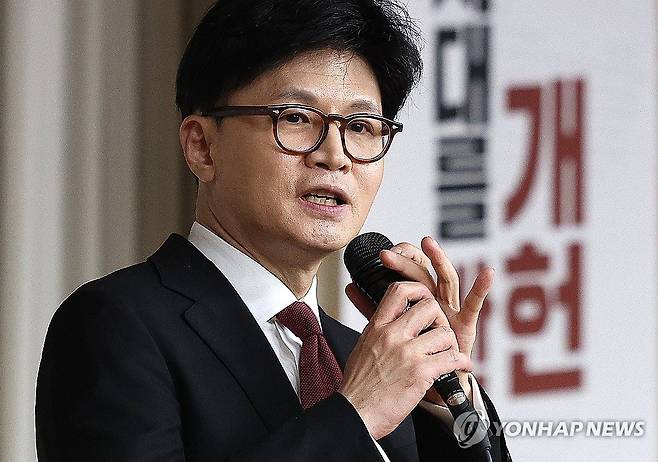 발언하는 한동훈 전 대표 (대구=연합뉴스) 윤관식 기자 = 국민의힘 한동훈 전 대표가 지난 18일 대구 북구 경북대학교 경하홀에서 '개헌, 시대를 바꾸자'를 주제로 한 청년 토크쇼를 진행하고 있다. 2025.3.18 psik@yna.co.kr