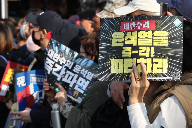 22일 서울 종로구 동십자각 앞에서 대통령 즉각 퇴진 촉구하는 범시민대행진 참가자들 (사진=연합뉴스)
