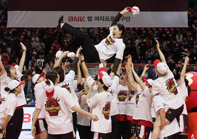 여자 프로농구 부산 BNK 썸이 20일 부산 사직체육관에서 열린 챔피언결정 3차전에서 우리은행을 꺾고 우승했다. BNK 선수들이 박정은 감독 헹가래를 치며 즐거워하고 있다. 사진=연합뉴스
