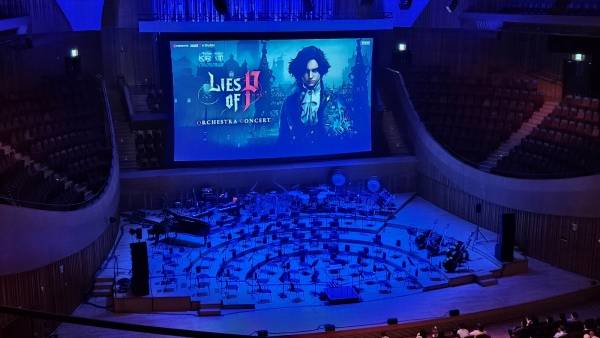 - P의 거짓 오케스트라 콘서트가 시작 전 무대 모습