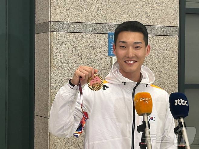3년 만에 세계실내선수권 정상을 탈환하고 22일 인천국제공항을 통해 귀국한 높이뛰기 우상혁. 2025.3.22/뉴스1 ⓒ News1 문대현 기자