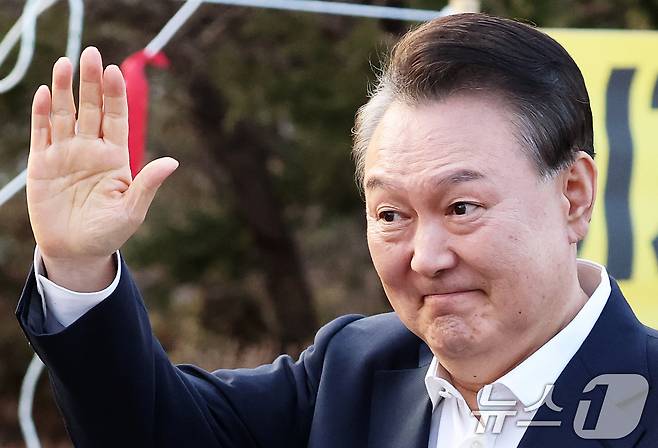 법원의 구속취소 청구 인용으로 석방된 윤석열 대통령이 8일 오후 경기 의왕시 서울구치소에서 풀려나 지지자들에게 인사하고 있다. 2025.3.8/뉴스1 ⓒ News1 오대일 기자