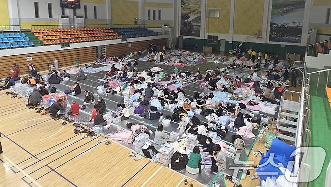 22일 경북 의성군 안평면에서 발생한 산불로 주민 대피령이 내려진 가운데 의성군 군민체육관에 주민 130여명이 대피해 있다. 2025.3.22/뉴스1 ⓒ News1 신성훈 기자