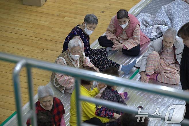 22일 발생된 의성 산불 영향권에 있는 한 요양원의 노인들이 임시대피소로 이송돼 휴식을 취하고 있다..2025.3.23/뉴스1 ⓒ News1 신성훈 기자