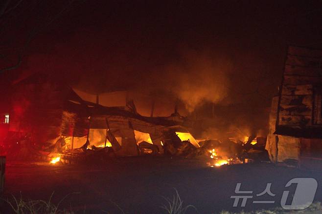 22일 의성 산불로 한 공장이 불에타 무너져 내렸다.2025.3.23/뉴스1