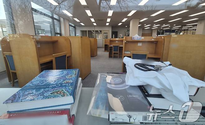 경기도 내의 한 의과대학 도서관에 전공서적과 가운, 청진기가 놓여져 있는 모습. /뉴스1 ⓒ News1 김영운 기자