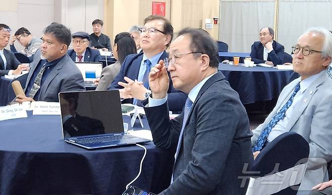 왼쪽부터 필리핀의 해리스 콘스탄티노 FRASC 부위원장, 허주형 대한수의사회 회장, 정인성 FRASC 위원장, 쿠라우치 이사오 세계수의사회 회장이 FRASC 발대식에 참석해 강연을 듣고 있다. ⓒ 뉴스1 한송아 기자