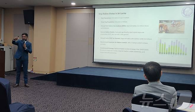 Nuwan Wickramasinghe 수의사가 스리랑카의 광견병 발생 현황과 근절을 위한 대책에 대해 발표하고 있다.ⓒ 뉴스1 한송아 기자