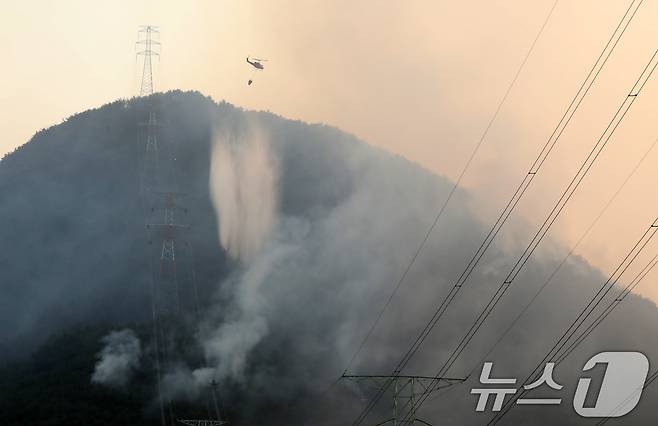 경남 산청 대형 산불이 사흘째로 접어든 23일 오후 산청군 단성면 일대에서 산불진화 헬기가 진화작업을 벌이고 있다. 2025.3.23/뉴스1 ⓒ News1 윤일지 기자