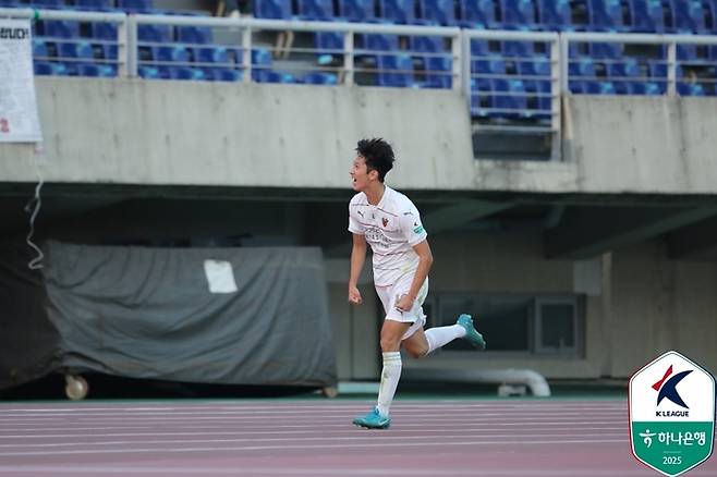 포항 강현제가 광주전에서 역전골을 넣은 뒤 환호하고 있다. 사진 | 한국프로축구연맹