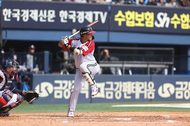 LG 송찬의가 22일 잠실구장에서 열린 2025 KBO리그 개막전에서 하루 3안타를 때려냈다.. 사진제공 | LG 트윈스