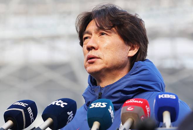 질문에 답하는 홍명보 감독

    (용인=연합뉴스) 홍기원 기자 = 2026 북중미 월드컵 아시아 3차 예선 B조 8차전 요르단전을 앞둔 축구 국가대표팀 홍명보 감독이 22일 경기도 용인시 처인구 미르스타디움에서 회복훈련에 앞서 취재진 질문에 답하고 있다. 2025.3.22