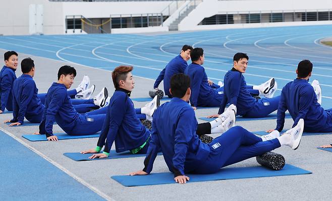 회복훈련 하는 축구 국가대표팀

    (용인=연합뉴스) 홍기원 기자 = 2026 북중미 월드컵 아시아 3차 예선 B조 8차전 요르단전을 앞둔 축구 국가대표팀이 22일 경기도 용인시 처인구 미르스타디움에서 회복훈련을 하고 있다. 2025.3.22