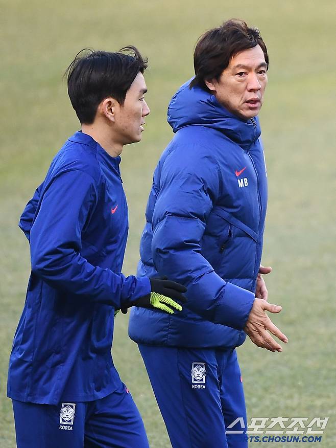 홍명보 감독이 이끄는 축구대표팀이 19일 고양종합운동장에서 훈련했다. 황인범이 홍명보 감독과 함께 러닝을 하고 있다. 대표팀은 20일 오만, 25일 요르단과 2026 북중미 월드컵 아시아지역 3차 예선을 치른다. 고양=정재근 기자 cjg@sportschosun.com/2025.3.19/