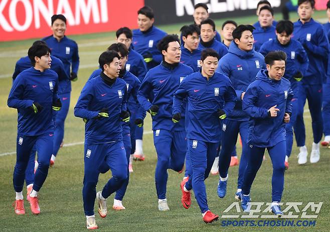 홍명보 감독이 이끄는 축구대표팀이 19일 고양종합운동장에서 훈련했다. 손흥민, 황희찬 등 선수들이 러닝을 하고 있다. 대표팀은 20일 오만, 25일 요르단과 2026 북중미 월드컵 아시아지역 3차 예선을 치른다. 고양=정재근 기자 cjg@sportschosun.com/2025.3.19/