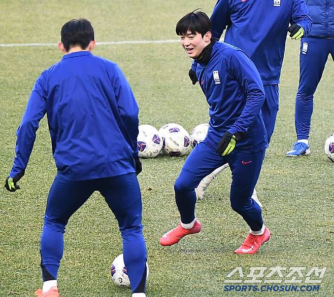 홍명보 감독이 이끄는 축구대표팀이 19일 고양종합운동장에서 훈련했다. 양민혁이 볼 돌리기 게임을 하고 있다. 대표팀은 20일 오만, 25일 요르단과 2026 북중미 월드컵 아시아지역 3차 예선을 치른다. 고양=정재근 기자 cjg@sportschosun.com/2025.3.19/