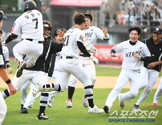 23일 수원 KT위즈파크에서 열린 한화-KT전. 11회말 2사 1, 2루 배정대가 끝내기 적시타를 친 후 환호하고 있다. 수원=정재근 기자 cjg@sportschosun.com/2025..3.23/