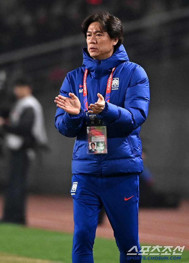 20일 고양종합운동장에서 열린 대한민국과 오만의 2026 북중미 월드컵 아시아지역 3차 예선, 홍명보 감독이 박수를 보내고 있다. 고양=허상욱 기자wook@sportschosun.com/2025.03.20/