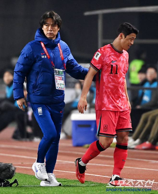 20일 고양종합운동장에서 열린 대한민국과 오만의 2026 북중미 월드컵 아시아지역 3차 예선, 후반 교체아웃된 황희찬이 홍명보 감독의 격려를 받고 있다. 고양=허상욱 기자wook@sportschosun.com/2025.03.20/