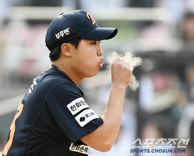 23일 수원 KT위즈파크에서 열린 한화-KT전. 8회말 정우주가 마운드에 올라 로진을 불고 있다. 수원=정재근 기자 cjg@sportschosun.com/2025..3.23/