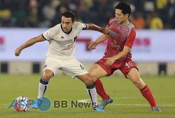 카타르 알 두하일에서 뛰던 당시 월드클래스 미드필더 사비와 경합하는 남태희. ⓒAFPBBNews = News1