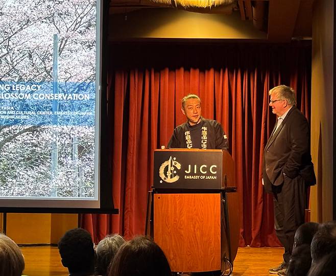 18일 미국 워싱턴 DC의 일본문화원에서 조경가인 론 헨더슨 일리노이대 교수(오른쪽)가 벚꽃 보존에 관한 강의를 하고 있다. /워싱턴=김은중 특파원
