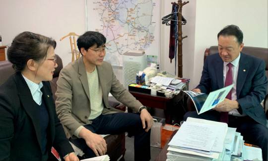 최근 국회를 방문한 단양군 직원들이 국도 5호선 4차로 개량 사업 등을 건의하고 있다. 사진=단양군 제공
