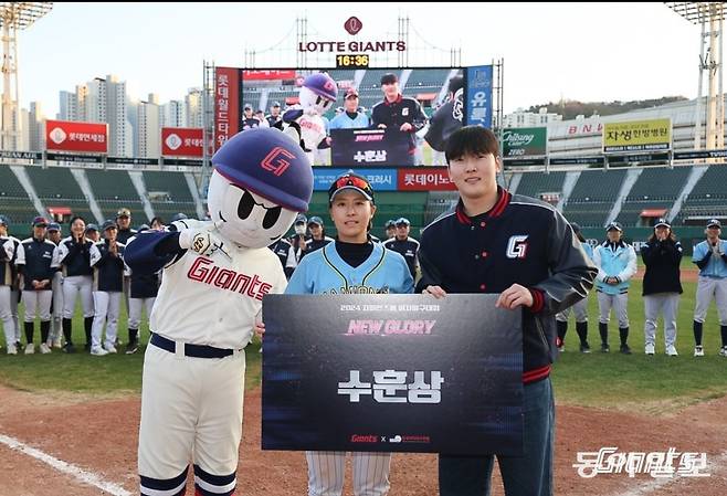 신소정은 지난해 자이언츠배 여자야구대회에서도 팀을 우승으로 이끌며 수훈상까지 받았다. 오른쪽은 롯데 투수 최준용.  롯데 제공