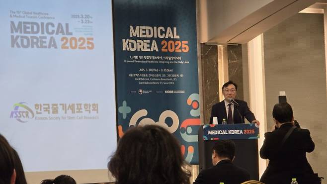 최동호 한국줄기세포학회 이사장이 21일 코엑스 아셈볼룸에서 열린 '메디컬 코리아 2025' 콘퍼런스에서 발표를 하고 있다. 문세영 기자.