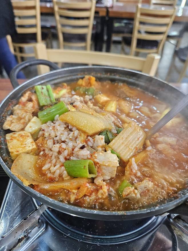 1742717817328-3.jpg 단골 식육식당 김치찌개에 혼술