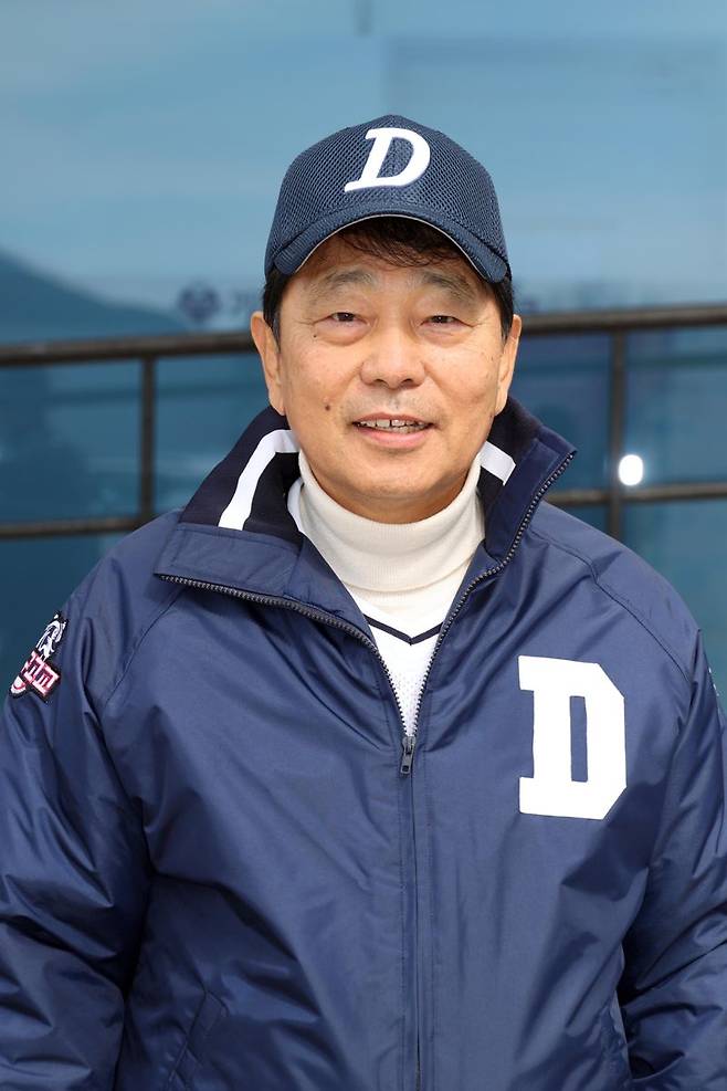 정수홍 에스앤에스텍 대표이사가 지난 달 25일 부산 기장군 현대차드림볼파크에서 열린 '2025 롯데자이언츠·파이낸셜뉴스배 명문고 야구열전'에서 시구자로 나선 뒤 기념촬영을 하고 있다. 사진=서동일 기자