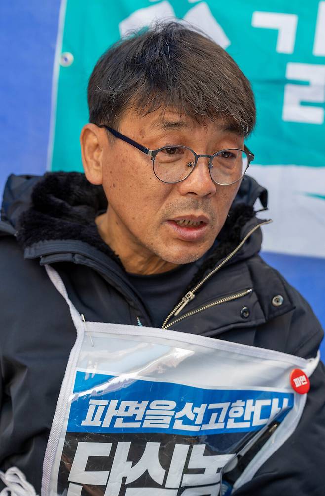 20일 서울 광화문 단식농성장에서 만난 송경동 한국작가회의 사무총장. 김진수 선임기자 jsk@hani.co.kr