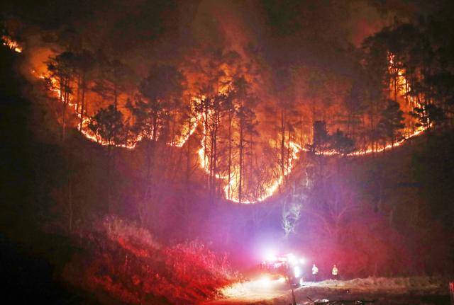 경남 산청 대형 산불이 사흘째로 접어든 23일 오전 산청군 시천면 일대에서 산불이 번지고 있다. 뉴스1