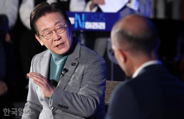 이재명(왼쪽) 더불어민주당 대표가 지난 22일 국회 사랑재에서 인문학 베스트셀러 '사피엔스'의 작가 유발 하라리와 대담을 하고 있다. 국회사진기자단