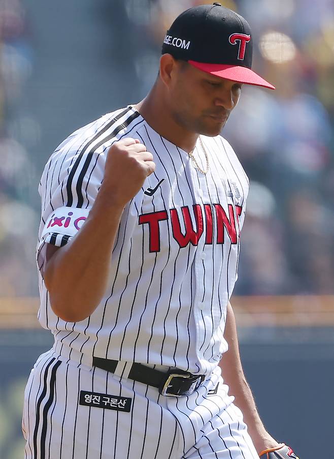 <yonhap photo-3544=""> 개막전 1회 삼자범퇴로 막아낸 치리노스 (서울=연합뉴스) 김도훈 기자 = 22일 서울 잠실야구장에서 열린 2025 신한 SOL 뱅크 KBO리그 정규시즌 개막전 롯데 자이언츠와 LG 트윈스의 경기. 1회초를 삼자범퇴로 막아낸 LG 선발 치리노스가 세리머니를 하며 더그아웃으로 향하고 있다. 2025.3.22 superdoo82@yna.co.kr/2025-03-22 15:38:20/ <저작권자 ⓒ 1980-2025 ㈜연합뉴스. 무단 전재 재배포 금지, AI 학습 및 활용 금지></yonhap>