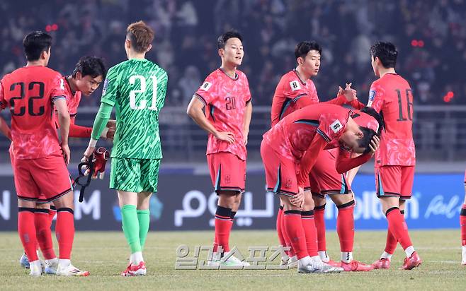 2026 FIFA 북중미 월드컵 아시아지역 3차 예선 B조 조별리그 7차전 대한민국과 오만의 경기가 20일 오후 경기 고양시 고양종합운동장에서 열렸다. 1대 1 무승부로 경기를 마친 대표팀 선수들이 아쉬워하고 있다. 고양=김민규 기자 mgkim1@edaily.co.kr /2025.03.20/