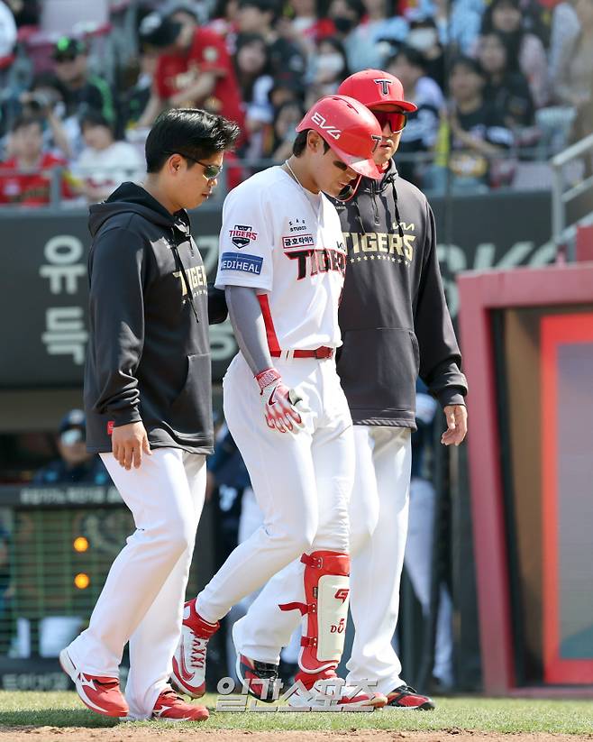 22일 오후 광주 기아챔피언스필드에서 열린 2025 프로야구 NC와 KIA 의 개막경기. KIA 김도영이 3회 좌전안타를 기록한 뒤 햄스트링 부상으로 교체되고 있다 광주=정시종 기자&nbsp; /2025.03.22.