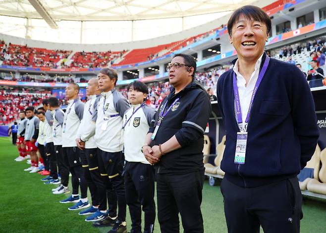 <yonhap photo-5198=""> 경기 시작 기다리는 신태용 감독 (도하=연합뉴스) 김도훈 기자 = 24일(현지시간) 카타르 도하 앗수마마 스타디움에서 열린 2023 아시아축구연맹(AFC) 아시안컵 조별리그 D조 최종전 일본과 인도네시아의 경기. 인도네시아 신태용 감독이 경기 시작을 기다리고 있다. 2024.1.24 superdoo82@yna.co.kr/2024-01-24 21:29:35/ <저작권자 ⓒ 1980-2024 ㈜연합뉴스. 무단 전재 재배포 금지, AI 학습 및 활용 금지></yonhap>