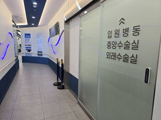 지난 22일 산청군 산불 현장에 투입됐다 3도 전신 화상을 입고 생존한 곽모(63)씨와 문모(64)씨가 입원한 병원. 이은지 기자