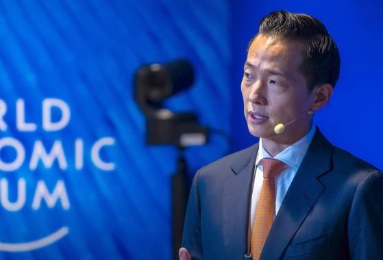 김동관 한화그룹 부회장이 지난해 1월 17일(현지시간) 스위스 다보스에서 열린 세계경제포럼(WEF·다보스포럼) 연차총회에서 진행된 '세계 최초 탈화석연료 선박' 세션에서 무탄소 추진 가스운반선에 대해 설명하고 있다. 유튜브 캡처