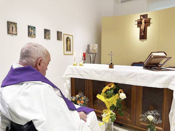 프란치스코 교황이 16일(현지시간) 입원 중인 로마 제멜리 병원의 성전에서 미사를 공동 집전한 뒤 기도하는 사진을 교황청이 공개했다. [AP=연합뉴스]