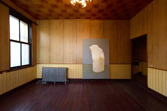 옛 함외과의원에 설치된 이해민선 작가의 회화 ‘덜 굳은 사물’.   [사진 GIAF]