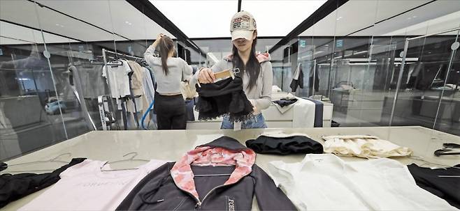 서울 동대문에 있는 패션 공유 오피스 ‘무신사 스튜디오’ 1호점에서 디자이너들이 작업에 열중하고 있다. 김범준 기자