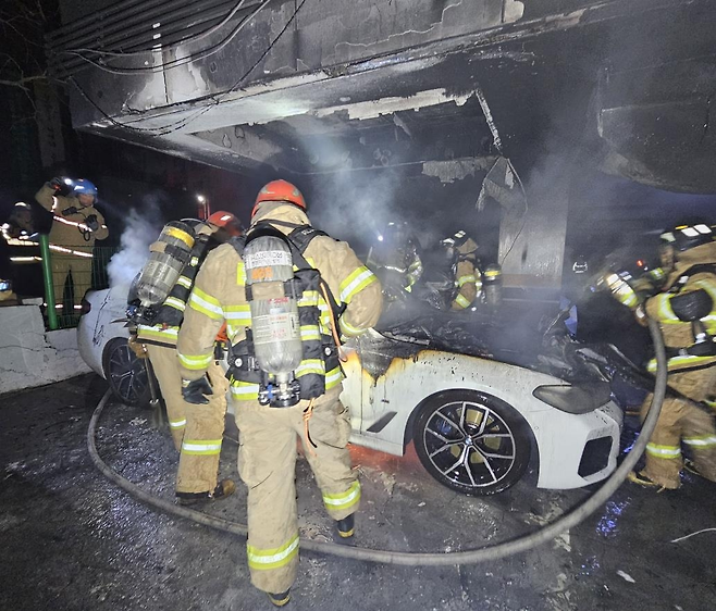 부천 빌라 주차장 화재 현장의 모습. 부천소방서 제공