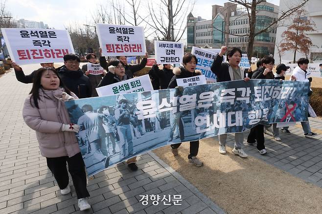 연세대학교 정치외교학과에 재입학해 재학 중인 노항래씨(왼쪽 두 번째)가 지난 2월10일 서울 서대문구 연세대 교정에서 윤석열 대통령 퇴진을 촉구하며 재학생 및 동문들과 행진하고 있다. 한수빈 기자