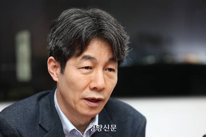 윤건영 더불어민주당 의원이 20일 국회 의원실에서 경향신문과 인터뷰를 하고 있다. 권도현 기자